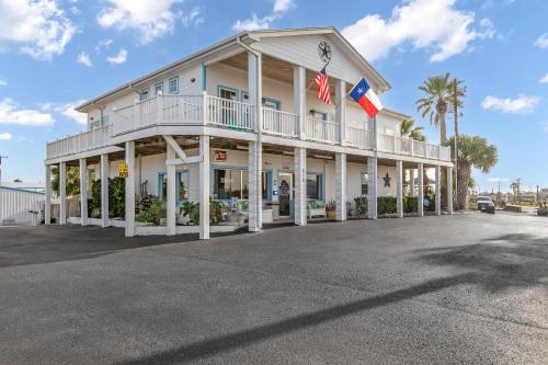 阿兰瑟斯港热带岛度假汽车旅馆的一座带美国国旗的大型白色建筑