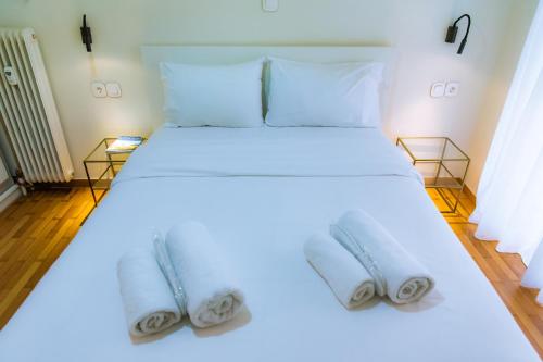雅典Acropolis museum residence的卧室配有白色床和毛巾