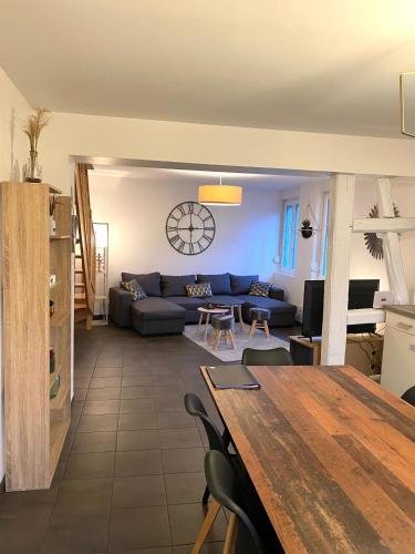 万泽内姆Duplex moderne à 10 minutes de Colmar的客厅配有蓝色的沙发和桌子
