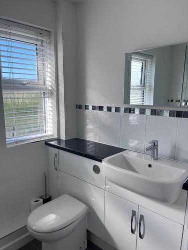 约维尔Two-bedroom Apartment的白色的浴室设有水槽和卫生间。