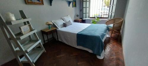 萨尔塔Los Aceres的一间卧室配有一张带蓝色毯子的床