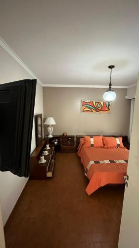 马德普拉塔“Chalet Carrasco” totalmente equipado的一间卧室配有两张床和一张带台灯的桌子