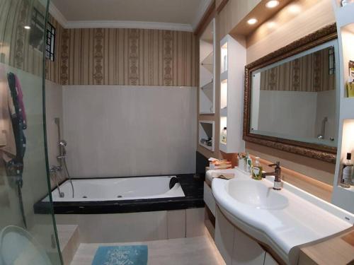 SalakanTITE homestay. Staycation feels @home的带浴缸、水槽和浴缸的浴室