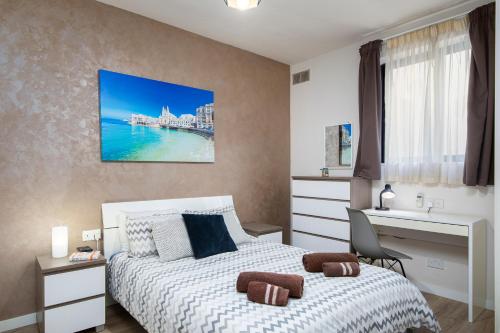 姆西达Luxury Msida Circle Suites的一间卧室配有一张床、一张桌子和一个水槽