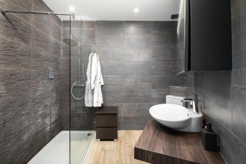 姆西达Luxury Msida Circle Suites的一间带水槽、卫生间和淋浴的浴室