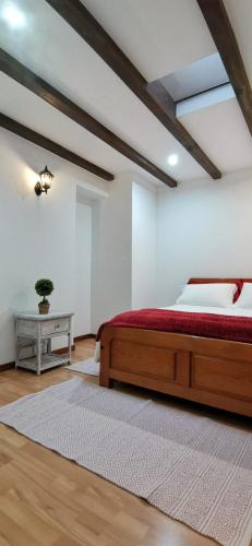 卡米尼亚Casinha da Capela 1935的一间卧室配有一张大床和一张桌子