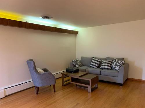 新不伦瑞克#2 Cozy Queen size bedroom @New Brunswick NJ downtown的客厅配有沙发和椅子
