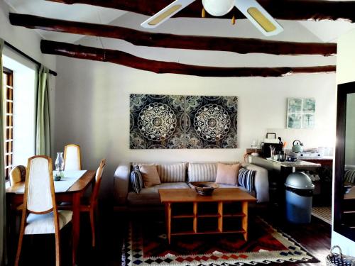 奥茨胡恩Aloe Valley Retreat的客厅配有沙发和桌子