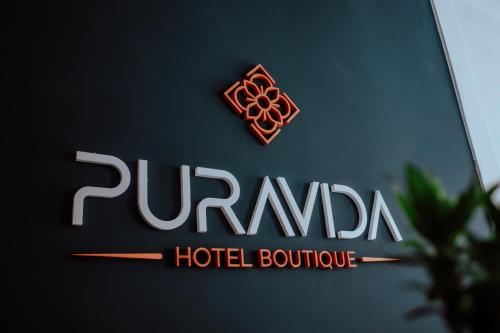 康考迪亚Pura Vida Concordia的标有酒店标志的酒店大楼的标志