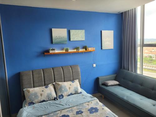 史里肯邦安Seri Kembangan Facilities Level Free WIFI Cozy Home - 3Elements的蓝色的卧室配有沙发和蓝色的墙壁