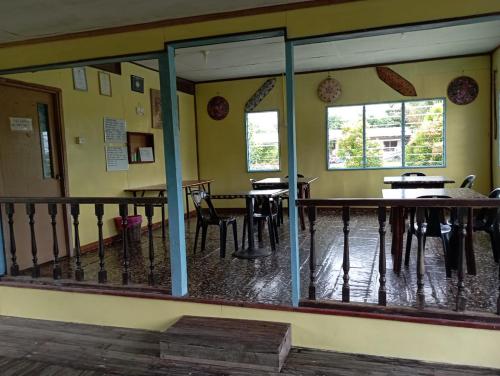 姆鲁AA Homestay的餐厅设有桌椅和窗户。