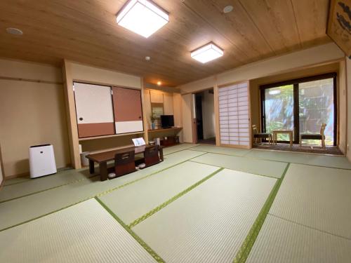 京都萨瓦亚宏腾日式旅馆的一间空房,配有桌椅和窗户