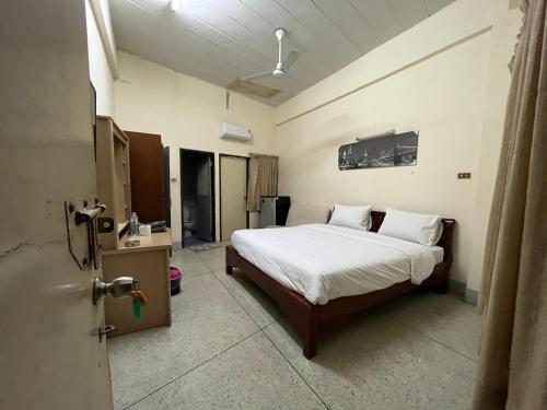 芭堤雅市中心104 Wanna Apartment的卧室配有一张床,墙上配有电视。