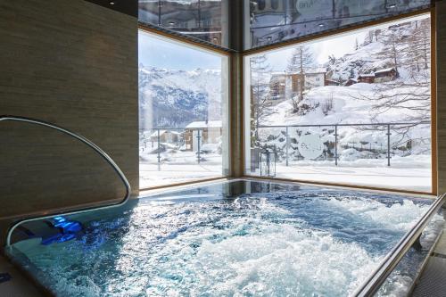 采尔马特维乌豪华生活公寓的享有雪山美景的热水浴池