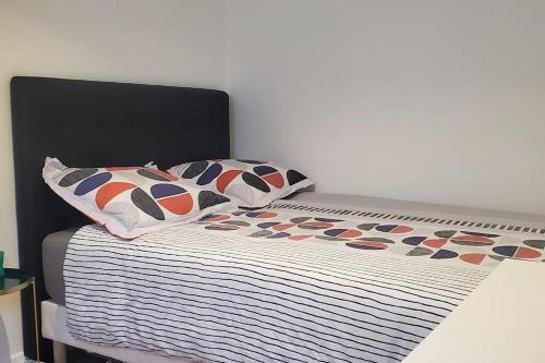 OsnyTulsa Home - Superbe appartement de deux chambres - avec terrasse privée的床上有2个枕头