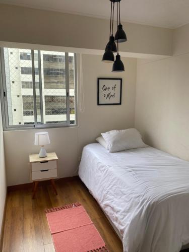 利马Hermoso apartamento con piscina Miraflores- Canvas的卧室配有白色的床和窗户。