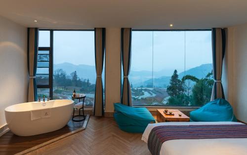 元阳县十二庄园•香典的一间带浴缸和大窗户的卧室