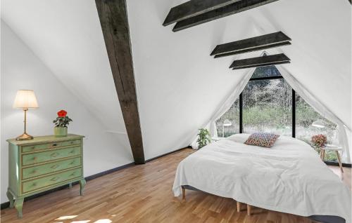 古兹耶姆Stunning Apartment In Gudhjem With Kitchen的一间卧室配有一张床、一个梳妆台和一扇窗户。