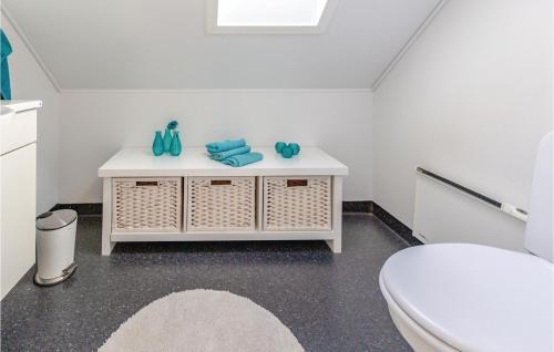 布罗3 Bedroom Lovely Home In Brenderup Fyn的白色的浴室设有卫生间和水槽。