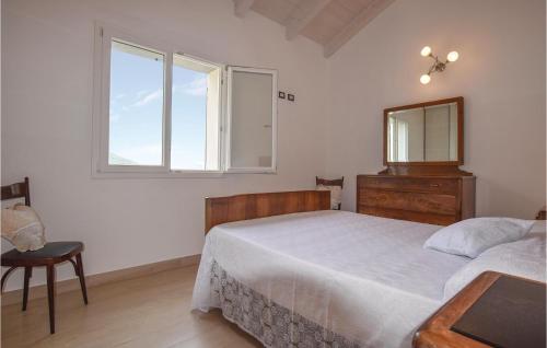 弗拉穆拉La Casa Rossa的一间卧室配有一张床、镜子和窗户