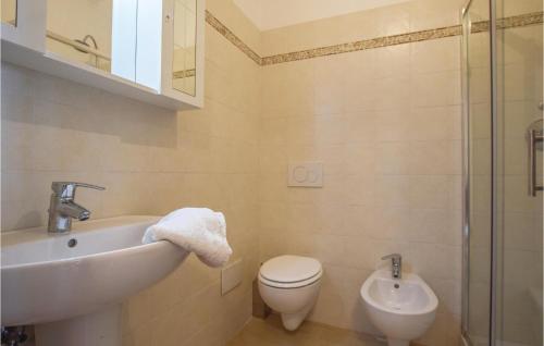 弗拉穆拉La Casa Rossa的一间带水槽、卫生间和淋浴的浴室