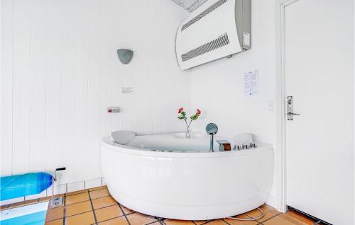 猎枪海滩候姆莱维耶五号度假屋的一间白色浴室,内配浴缸