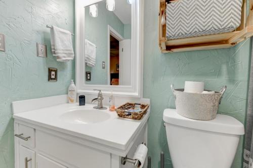 奥斯汀Perfect Condo Stay Near Downtown Austin and UT的浴室设有白色水槽和镜子
