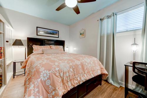 奥斯汀Perfect Condo Stay Near Downtown Austin and UT的一间卧室配有一张床和吊扇