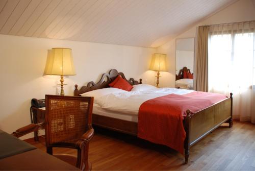 萨克瑟恩Farbhaus by Kreuz Sachseln的一间卧室配有一张带红色毯子的大床