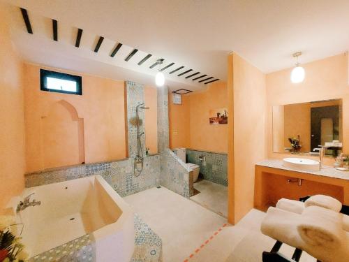 春蓬春蓬复古盒酒店的带浴缸和盥洗盆的大浴室
