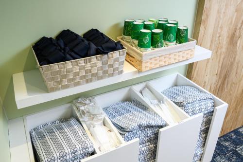 大阪关西酒店的组织了绿色和白色的衣柜