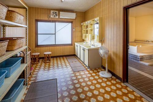 今治市泽木旅馆的一间带水槽和镜子的浴室