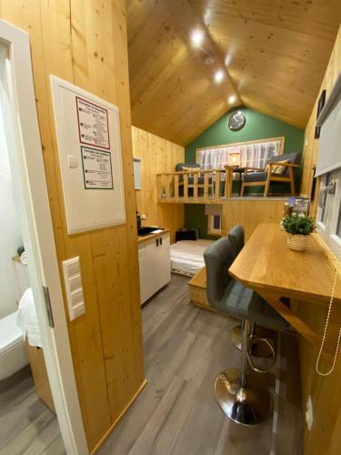 哈姆Tiny House Ahse im PIER9 Tiny House Hotel的小房间设有书桌,房间设有一张床