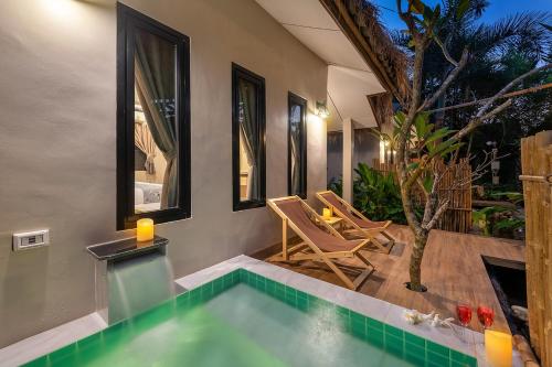 坤西育府At Rice Resort的一座带桌椅的别墅内的游泳池