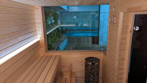 韦林格勒"The House" Апартаменти и Термална зона的享有带游泳池的桑拿浴室的内部景致