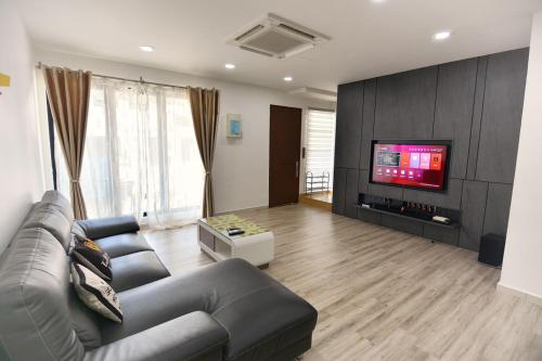 邦咯75 pangkor ocean的带沙发和平面电视的客厅