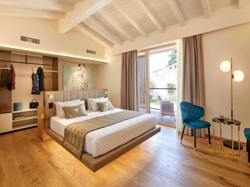帕斯特伦戈Relais Forte Benedek Wine & SPA - Adults Only的一间卧室设有一张床和一个大窗户