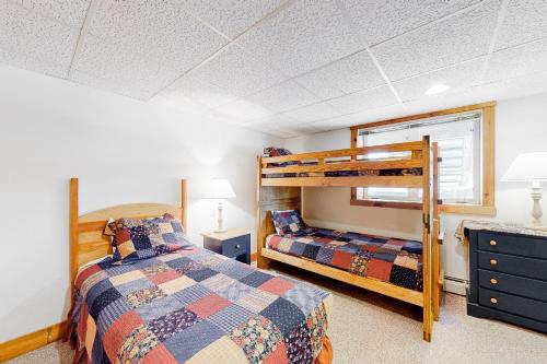 JayJay Peak Village Home 367B的一间卧室配有两张床和一张双层床。