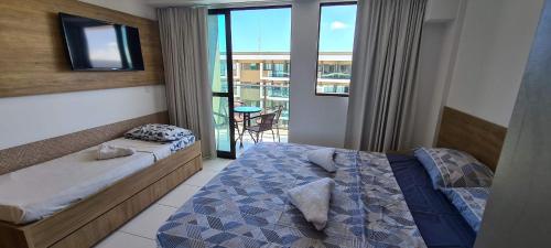 嘎林海斯港Mana Beach Muro Alto By BMS的一间卧室设有一张床和一个阳台