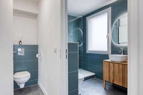 圣但尼Premium Flat 6 People with billard and Terrace Stade de France的一间带卫生间和水槽的浴室