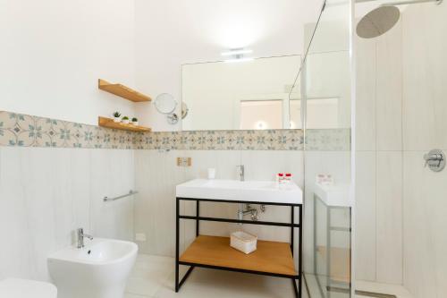 奥特朗托Agriturismo il Contadino的一间带水槽和淋浴的浴室