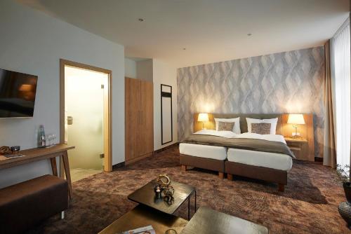 维林根WILLINO Privathotel的一间带大床的卧室和一间客厅