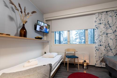 图尔库Hotel Linnasmäki的一间小卧室,配有床和窗户