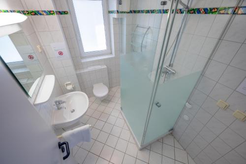宾茨斯特兰德鲁公寓的带淋浴、卫生间和盥洗盆的浴室