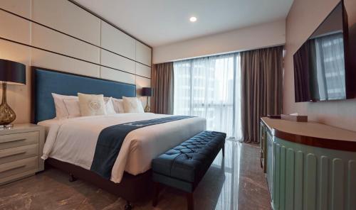 吉隆坡THE FACE Style的一间设有大床和窗户的酒店客房