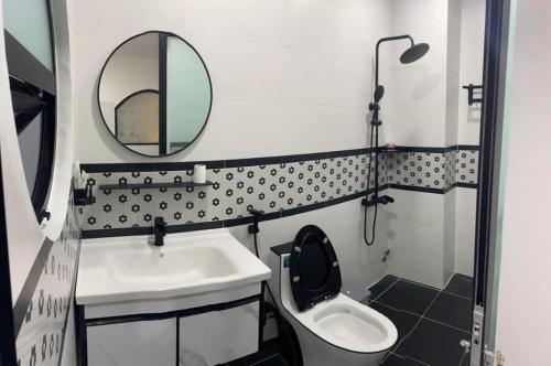 头顿Chi’s House的一间带水槽、卫生间和镜子的浴室