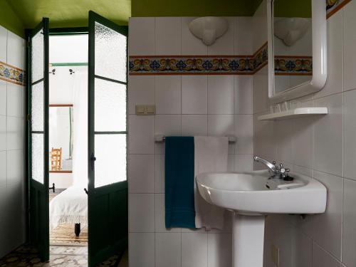 孔佩塔Mesón La Hospedería的一间带水槽和镜子的浴室