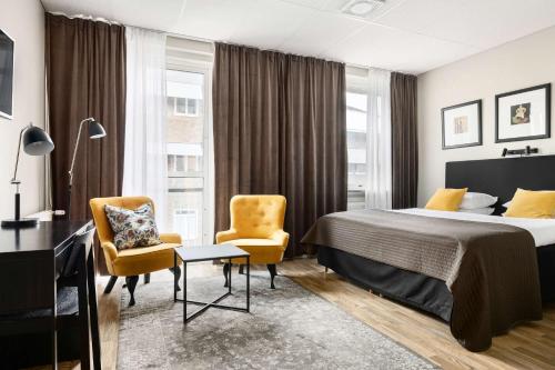 特罗尔海坦特罗尔海坦贝斯特韦斯特酒店的酒店客房,配有一张床和两把椅子