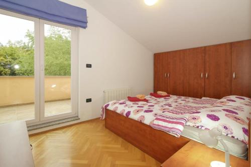 洛夫兰Bruk in Lovran - Kvarner Region的一间卧室设有一张床和一个大窗户