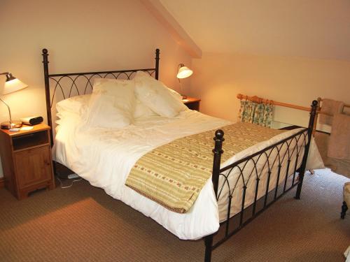 MelmerbyElseghyll Barn的卧室配有一张带白色床单和枕头的大床。